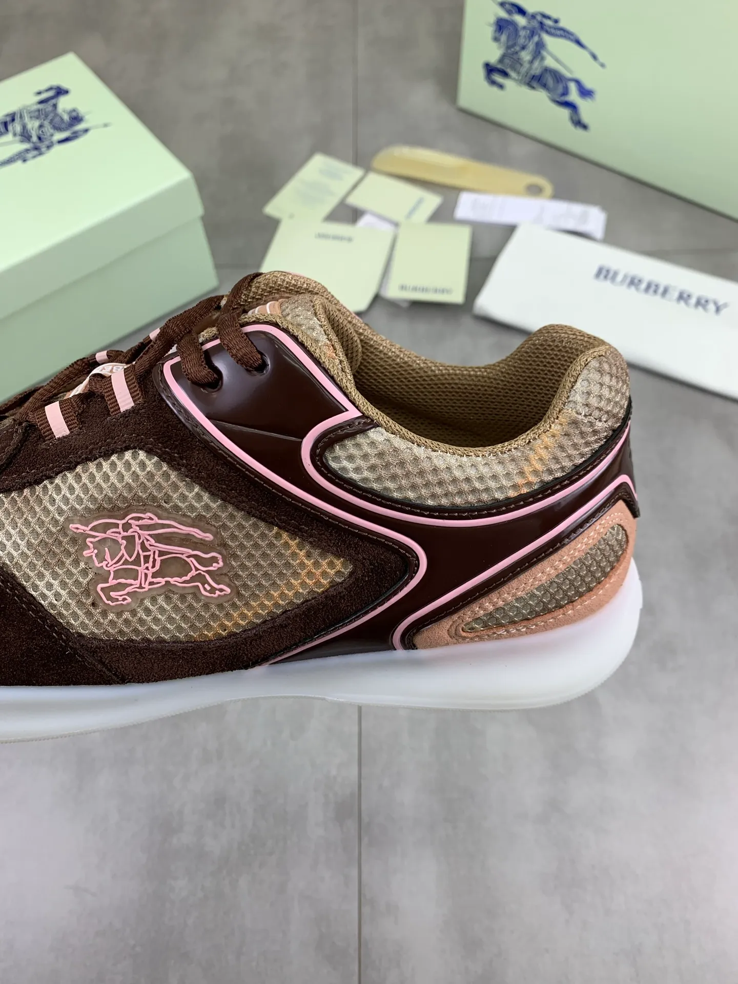 Factory price P720 [BURBERRY] Burberry - High-end quality original order - Upper: imported 🔝 original material - Inner lining: cowhide lining, feet; water-dyed cowhide - Outsole: ultra-light TPR rubber; two-color molded outsole - Ultra-high quality control·Fine workmanship: highlighted (high-end·nobility·grade) -Size: 36-46 for men and women Color: 4️⃣colors available